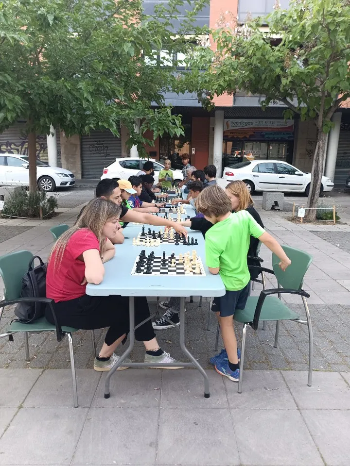 En Pardinyes, por Sant Jordi, ¡no solo pasamos páginas, también movemos fichas! 🌹📚♟️ - 2