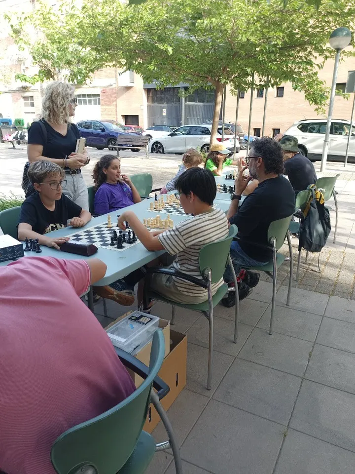 En Pardinyes, por Sant Jordi, ¡no solo pasamos páginas, también movemos fichas! 🌹📚♟️ - 3