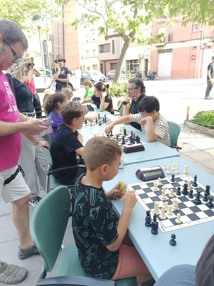 En Pardinyes, por Sant Jordi, ¡no solo pasamos páginas, también movemos fichas! 🌹📚♟️ - 4