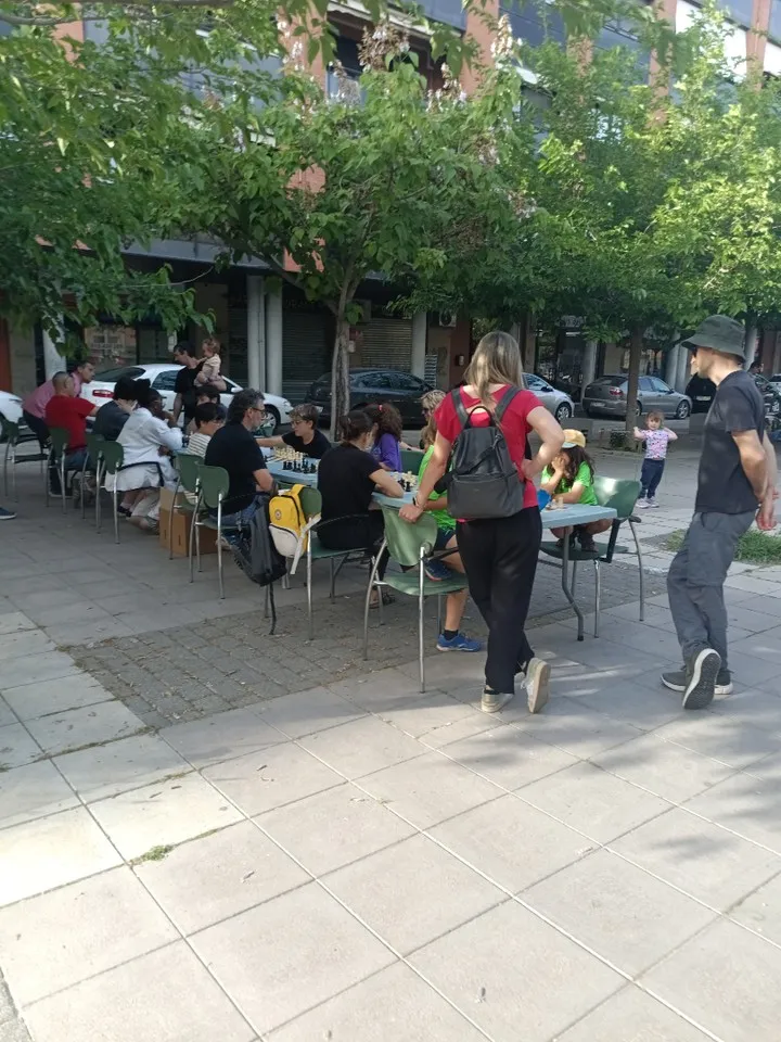 En Pardinyes, por Sant Jordi, ¡no solo pasamos páginas, también movemos fichas! 🌹📚♟️ - 5